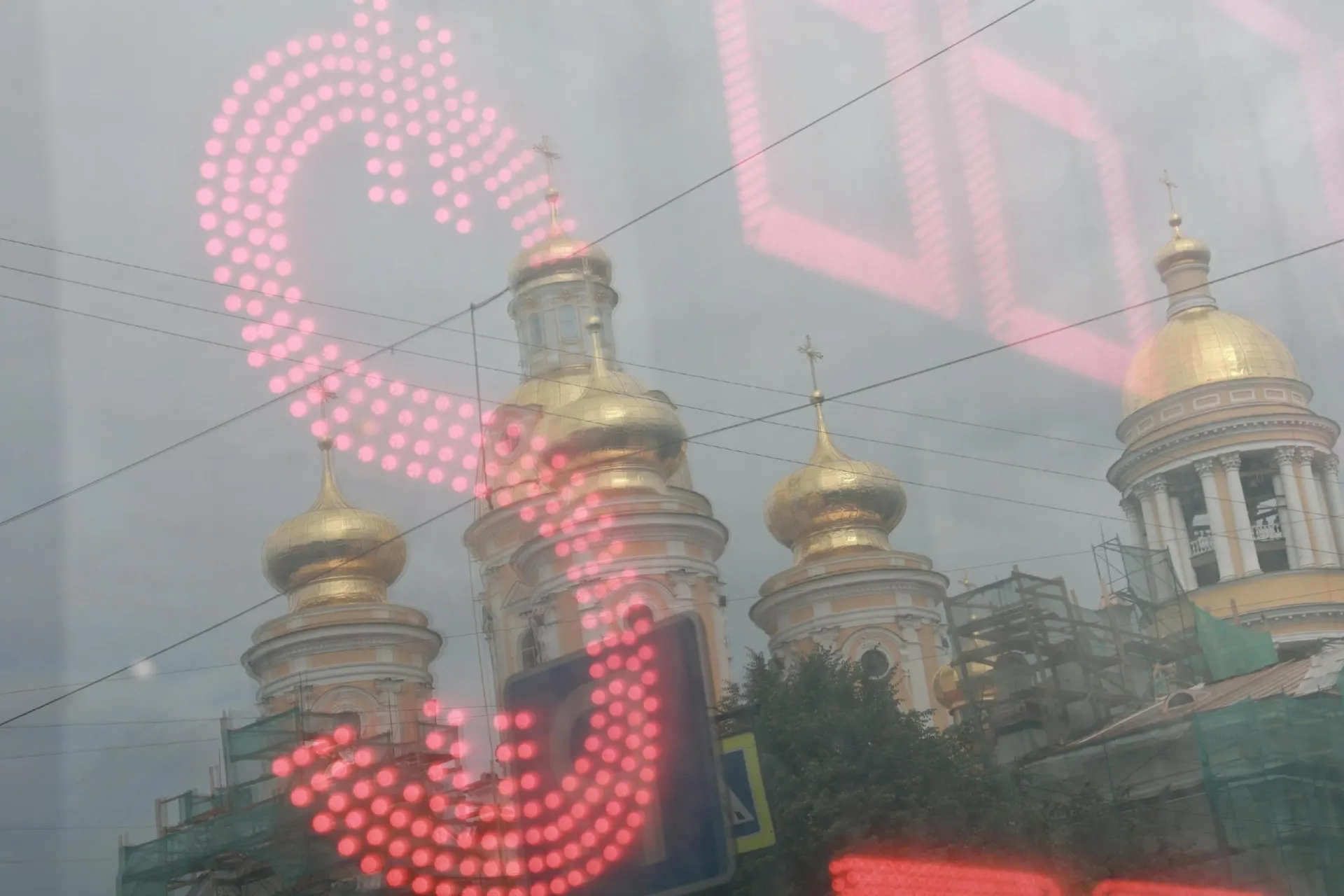 За лето рубль ослабился по отношению к доллару, приблизившись к отметке около 86 руб., в то время как справедливая цена оценивается примерно в 32 рубля. Эксперты обсуждают дальнейшую динамику.