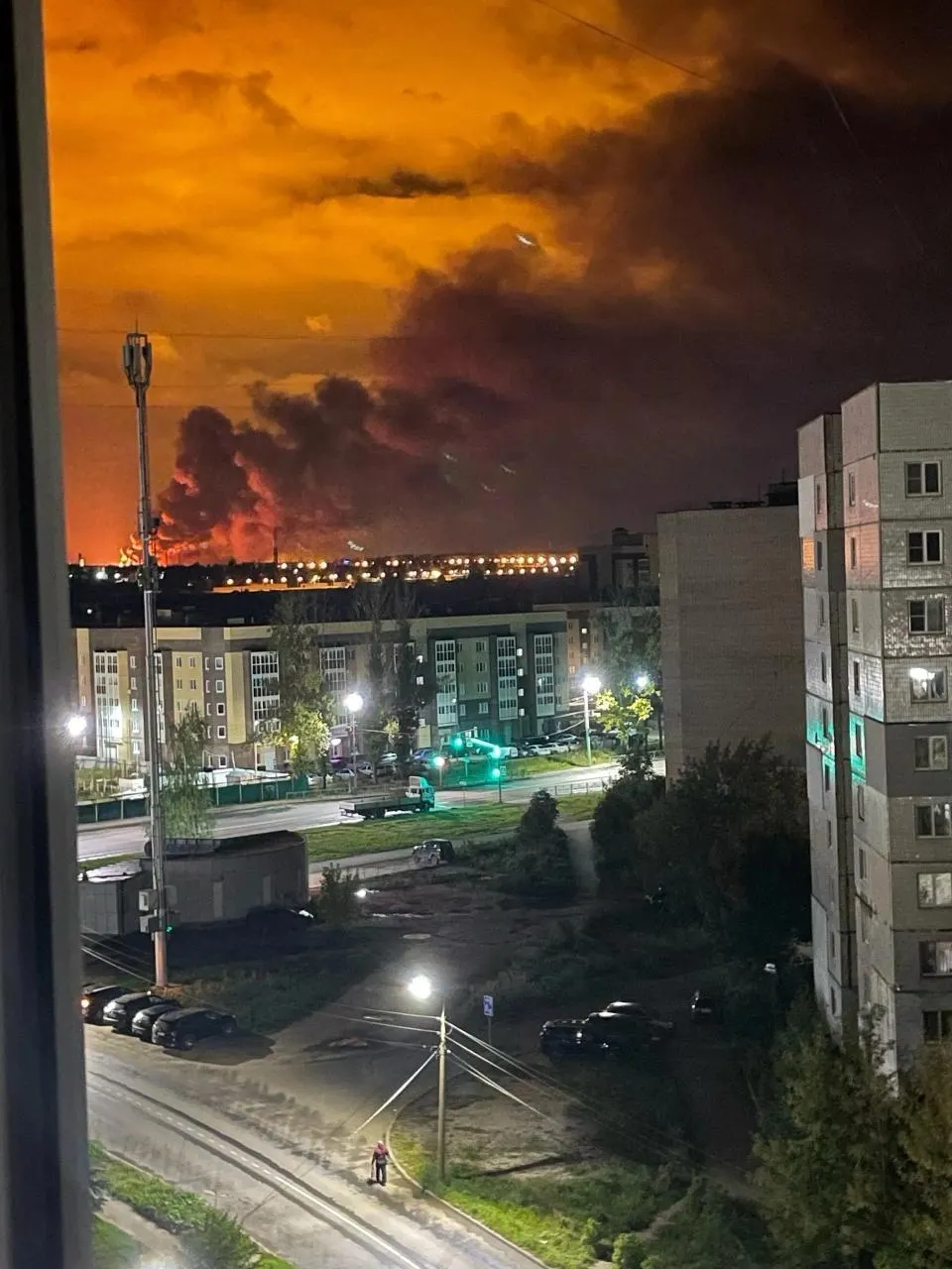 Беспилотники повредили НПЗ в Ростове и вызвали отключение света в нескольких районах; ситуация разворачивается в Ярославской области и других регионах.