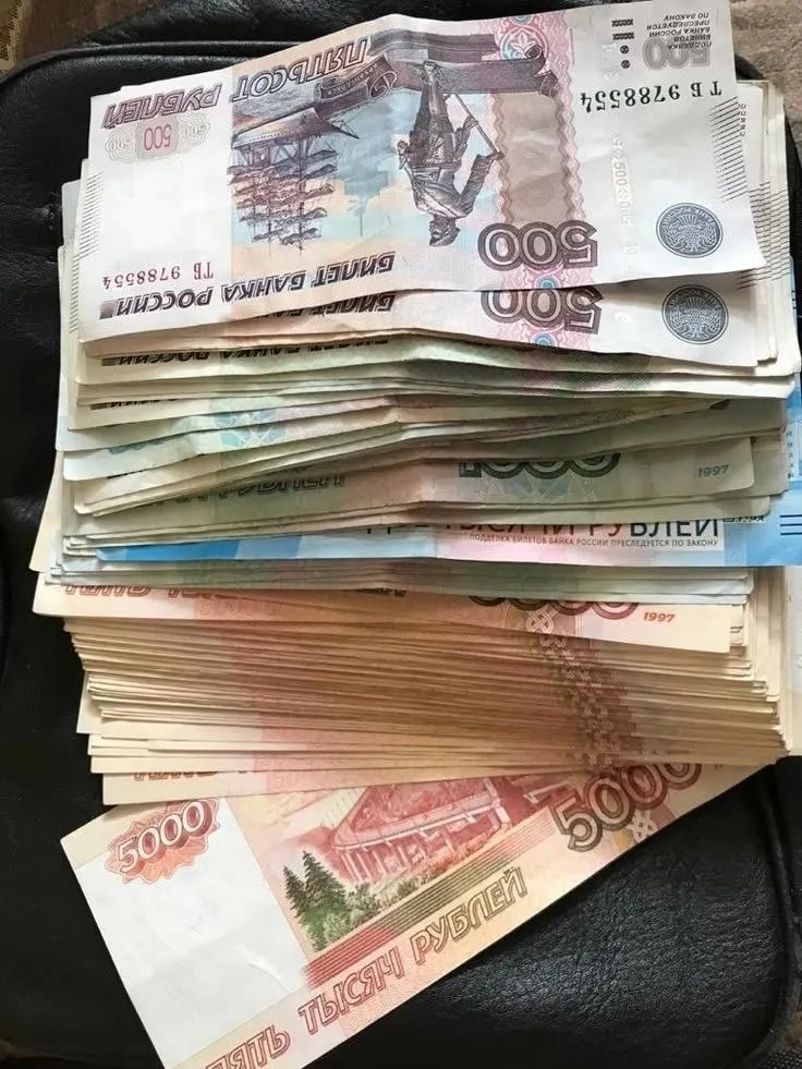 Депутаты предложили сделать годовую премию, называемую 13-й зарплатой, обязательной для всех работающих; на первом этапе — для работников бюджетной сферы. Законопроект внесён в Госдуму.