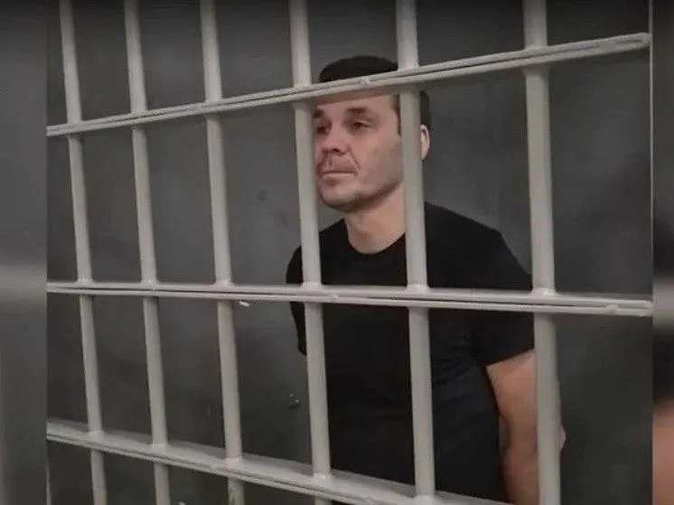 Краснодарский краевой суд вынес вердикт гражданину России и Швеции по обвинению в госизмене. В деле фигурируют обвинения в переводе средств на поддержку формирований ВСУ и последующие аресты по неповиновению силовикам.
