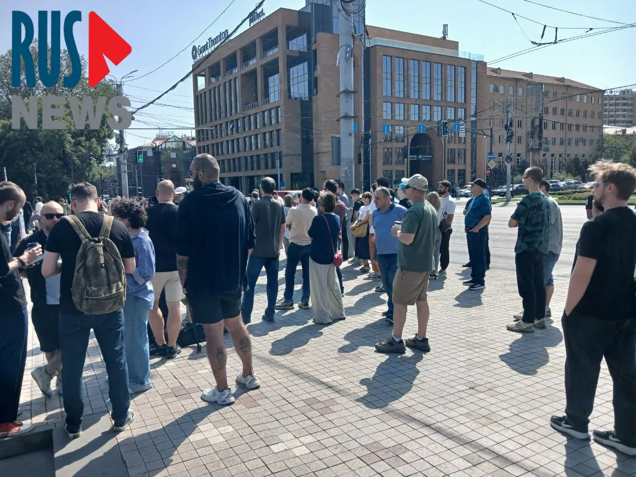 Очередь у&nbsp;посольства России в&nbsp;Ереване превысила тысячу желающих проголосовать к&nbsp;полудню