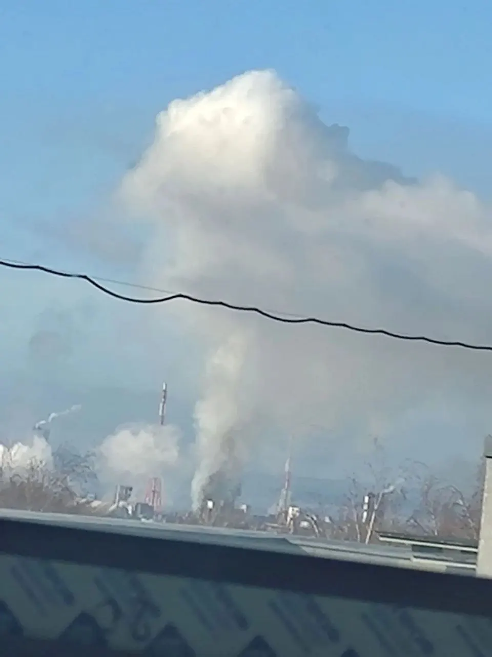 Ночью и утром над Городецким округом и соседними районами Нижегородской области произошла атака беспилотников: 19 БПЛА сбиты, трое жителей госпитализированы; повреждены жилые дома, школы переведены на дистанционное обучение, над Азотом в Березниках идёт дым.
