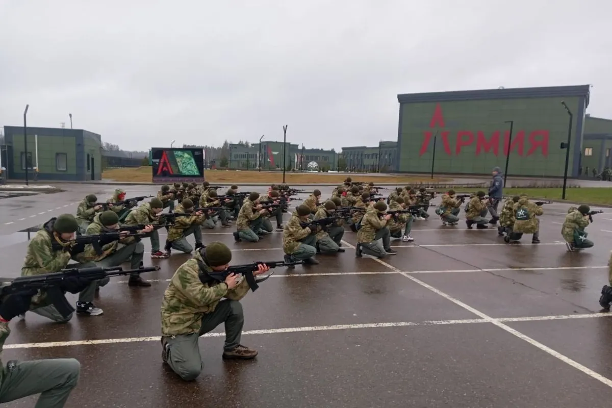За последние пять лет на создание и работу центров обязательных военных сборов для школьников потрачено по меньшей мере 50 млрд рублей — большая часть средств ушла на сеть «Авангард» и на центры «Воин».