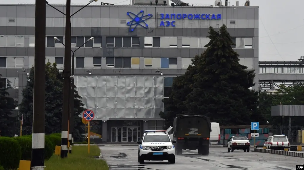 Эксперты Международного агентства по атомной энергии прибыли на Запорожскую АЭС для проверки повреждений на энергоблоке №6. Ранее сообщали об ударе беспилотника и о новом поражении в транспортном цеху; стороны обвиняют друг друга.