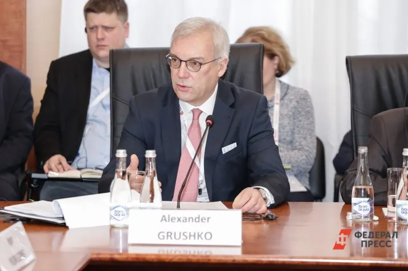 Замминистра иностранных дел Александр Грушко предупредил, что любые попытки НАТО блокировать или применить силу против Калининградской области приведут к серьёзным последствиям; он также отметил рост военной активности в Балтийском регионе и отверг вероятность захвата exclave.