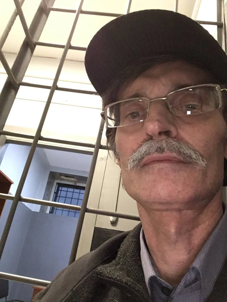 Петрозаводский суд оштрафовал Дмитрия Рыбакова на 1 000 рублей по статье о «демонстрации экстремистской символики». Решение лишает его возможности участвовать в осенних «выборах». Наблюдатели отмечают усиление давления на членов партии в разных регионах.