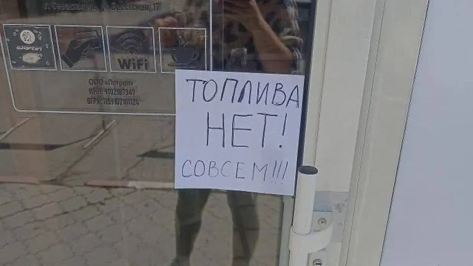 Власти сообщают о выдаче талонов на бензин марки АИ‑95 и ограничении розничной продажи АИ‑92 до 20 литров на фоне перебоев в работе НПЗ и сбоев поставок по «сухопутному мосту» в Крым.