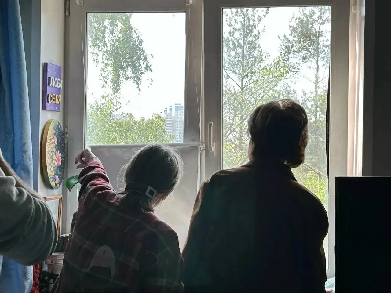 Ночная атака БПЛА в Московской области: в Химках дрон врезался в частный дом — одна погибшая, ещё один человек госпитализирован. За ночь по стране сбито 555 дронов, зафиксированы пожары и повреждения жилых домов в Подмосковье.