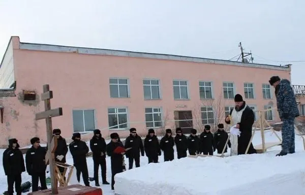 В ИК‑3 людей по политическим статьям и отказавшихся от военной службы содержат отдельно: холод, редкая баня, ранний ужин, частые обыски и отсутствие надлежащей медицинской помощи.