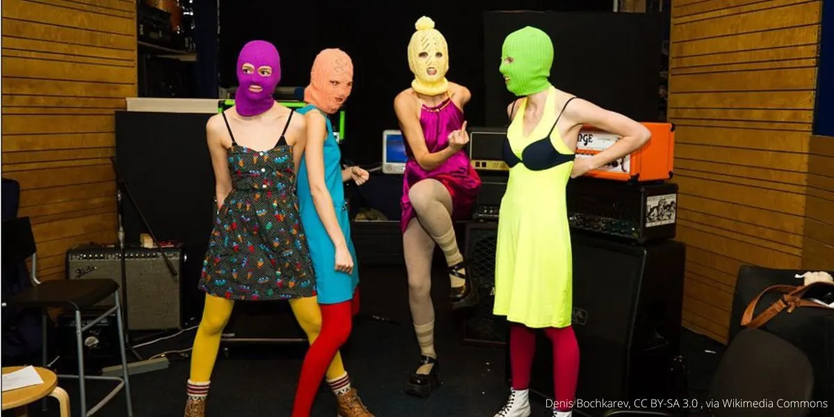Росфинмониторинг обновил список: панк‑рок‑коллектив Pussy Riot признан «террористической и экстремистской» организацией после решений московских судов; участницам заочно назначены сроки от 8 до 13 лет.