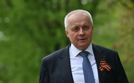 Российское МИД вызвало в Москву посла России в Армении для консультаций на фоне усиления сближения Еревана с ЕС. Одновременно введены временные торговые ограничения на ряд армянских товаров — цветы, алкоголь и минеральную воду «Джермук».