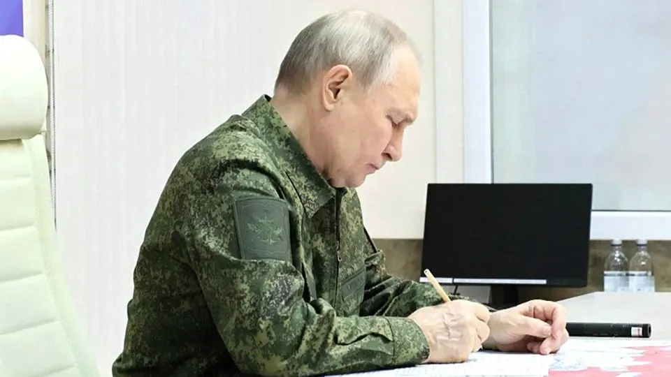 Европейские чиновники пересматривают прогнозы и считают, что в ближайшие 12 месяцев Москва может предпринять шаги против стран НАТО на фоне военных неудач в Украине, экономических трудностей и усиления ударов украинских беспилотников.
