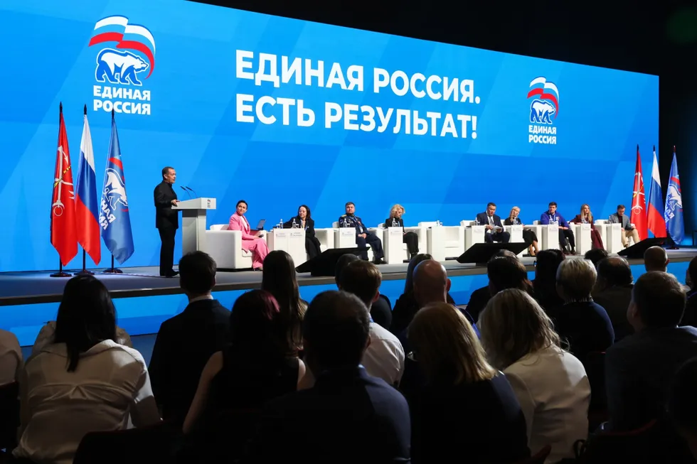 Администрация президента рекомендовала государственным и подконтрольным изданиям не выносить в заголовки слово «запрет» и смещать фокус на «позитивные» инициативы единороссов — это часть попытки снизить негативный фон перед выборами.
