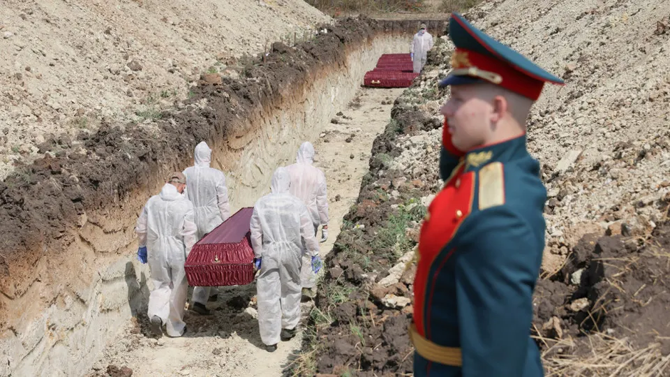 Анализ поимённых списков, реестра наследственных дел и судебной статистики даёт минимальную документально обоснованную оценку в 352 тысячи погибших российских военнослужащих с начала полномасштабного вторжения, с пиком потерь в 2024–2025 годах.