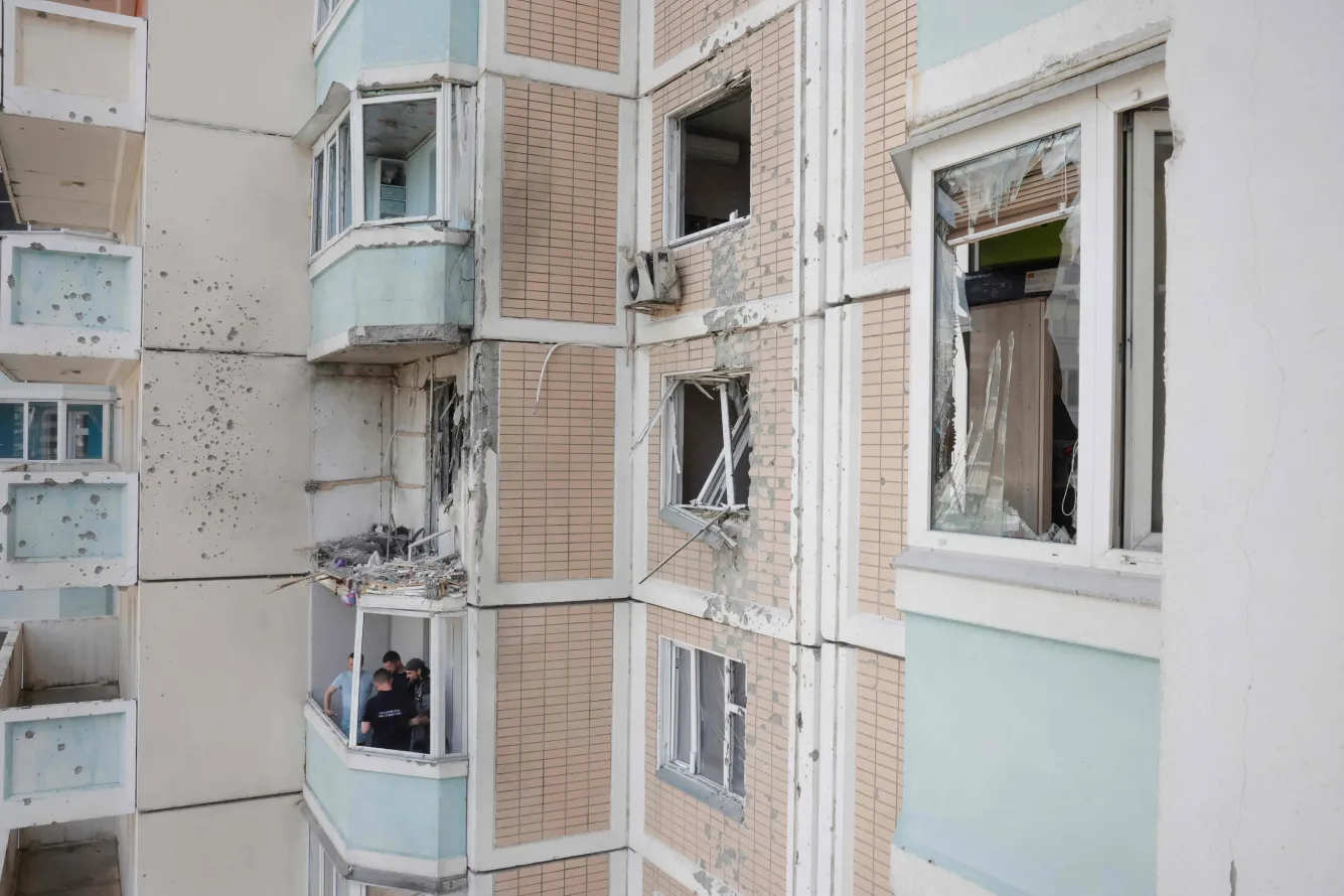 Жители Москвы, Подмосковья, Перми, Санкт‑Петербурга и других регионов рассказывают, как недавние атаки беспилотников повлияли на их страхи, привычки и отношение к войне.
