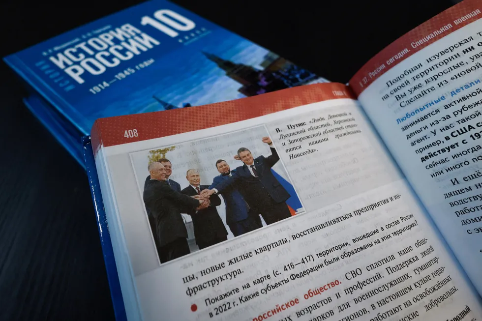 Анализ учебников по истории для 6–9 классов показывает системную политизацию материала: современные государственные проекты и идеологические штампы внедрены в рассказ о прошлом, а неудобные факты часто опускаются или смягчаются.