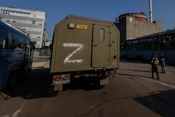 По заявлению «Росатома», боевой дрон нанес удар по зданию машинного зала шестого энергоблока Запорожской АЭС: произошёл взрыв и образовалась дыра в стене, основное оборудование, по данным компании, не пострадало.
