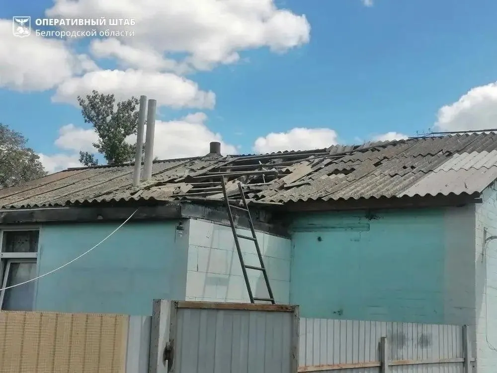 Беспилотники атаковали территорию России, пострадали три региона — зафиксированы пожары в жилых домах и возгорание поезда, проводится эвакуация населения.