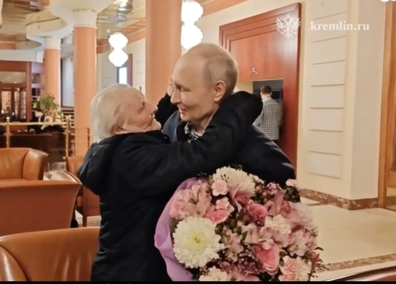 Во время трогательной встречи президент и его первая учительница обнялись, поцеловались и прослезились — эмоции взяли верх.
