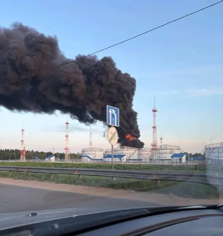 Ночью и утром БПЛА поразили несколько объектов нефтегазовой и технологической инфраструктуры в Москве и Подмосковье. Есть погибшие и раненые, повреждены жилые дома и нарушена работа Шереметьево.