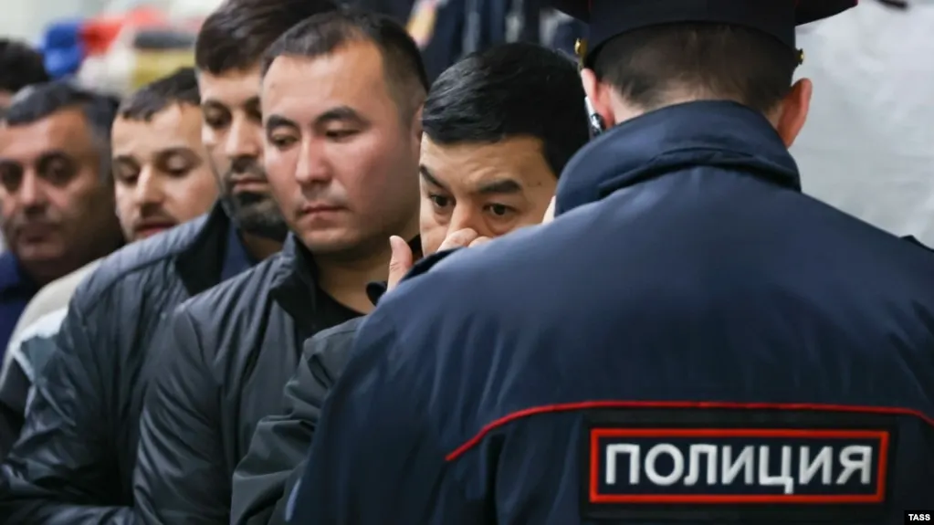 Проект расширяет перечень административных правонарушений, влекущих выдворение из России — от участия в несогласованных акциях и дискредитации ВС до призывов к санкциям и хулиганства; всего оснований может стать до 58.