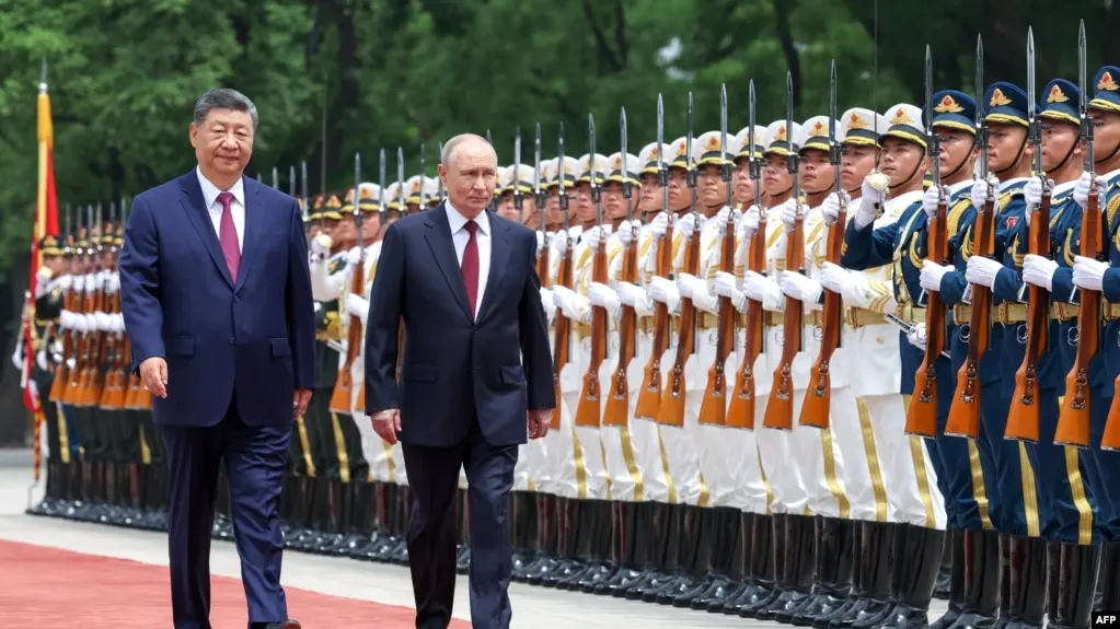 Во время поездки в Пекин лидеры России и Китая подписали ряд документов о стратегическом партнёрстве, обсудили энергетику и продлили договор о дружбе; также согласовано продление безвизового режима до конца 2027 года.