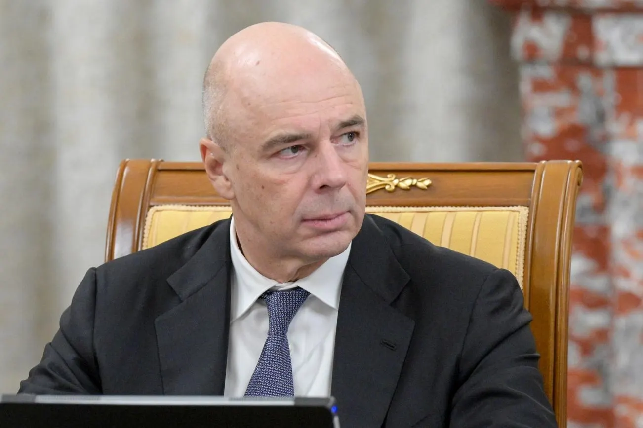 Министр финансов попросил приостановить запланированные бюджетные расходы на 2,9 трлн рублей из‑за роста затрат на боевые действия; возможный перерасход в 2026 году — от 2 до 4 трлн рублей, дефицит за первые четыре месяца достиг 5,9 трлн.