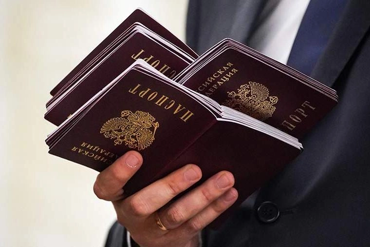 Депутаты от «Единой России» намерены внести поправки ко второму чтению законопроекта об ужесточении требований к получению гражданства: иностранцам с непогашенной судимостью планируют разрешить РВП, ВНЖ и гражданство, если их, по мнению инициаторов, незаконно осудили за поддержку политики России и специальной военной операции.