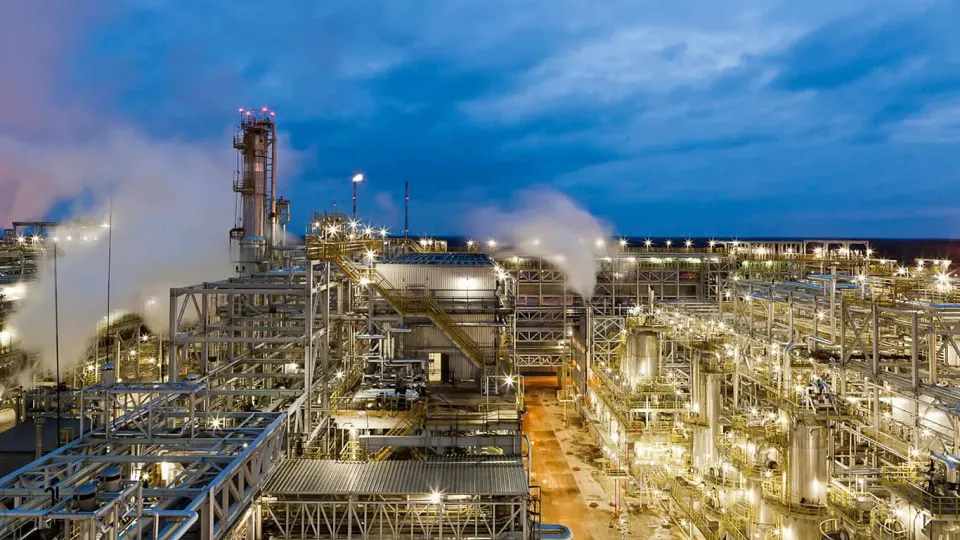 После атаки беспилотников 5 мая Киришский нефтеперерабатывающий завод в Ленинградской области не работает: повреждены ключевые установки и инфраструктура, отгрузки приостановлены. Ранее завод уже останавливался после марта — сейчас требуется серьёзный ремонт.