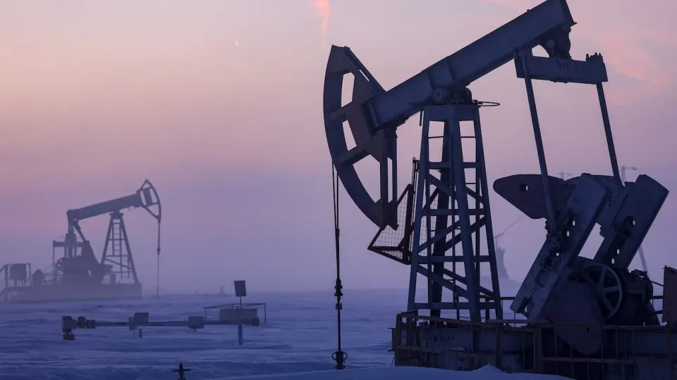 По обновлённому макропрогнозу Минэкономразвития, добыча нефти в 2026 году снизится до 511 млн тонн — минимального уровня с 2009 года. Причины — ухудшение финансовых показателей компаний, сокращение бурения и ограничения, связанные с военным временем.
