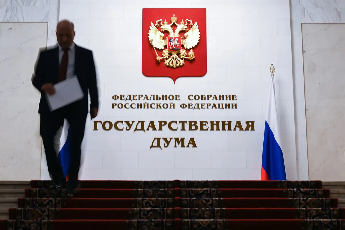 Законопроект, внесённый в 2024 году и уже прошедший первое чтение, предусматривает закрытый перечень нарушений, за которые можно арестовывать имущество граждан, находящихся за пределами России.