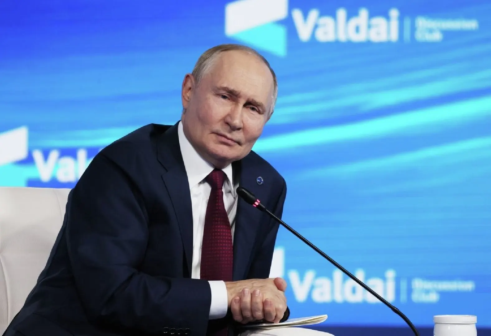 Международный уголовный суд разъяснил, что приглашение на переговоры само по себе не освобождает от исполнения ордера на арест; исключение возможно только при участии ООН и соответствующей процедуре.