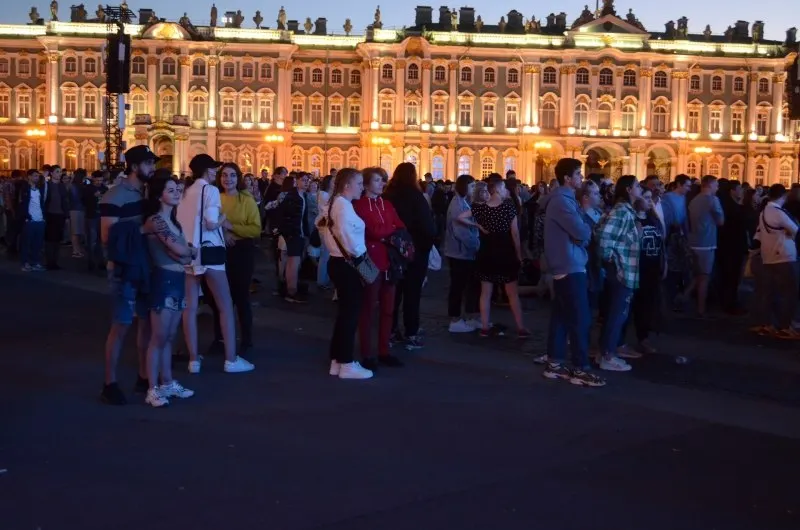 Ночью 27–28 июня в Санкт‑Петербурге пройдёт «Алые паруса» для около 66 тысяч выпускников; государство утвердило 300 приоритетных образовательных программ, а в Смоленске с 26 по 28 июня состоятся мероприятия в честь Дня молодёжи.