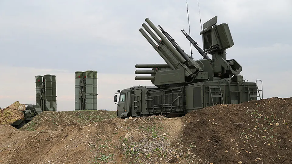 Военные используют новую систему радиоэлектронной борьбы, которая может заглушать сигнал терминалов Starlink на площади до 20 кв. км; первые случаи применения и ответные действия зафиксированы на линии соприкосновения, параллельно вводятся ограничения на оборудование спутниковой связи.