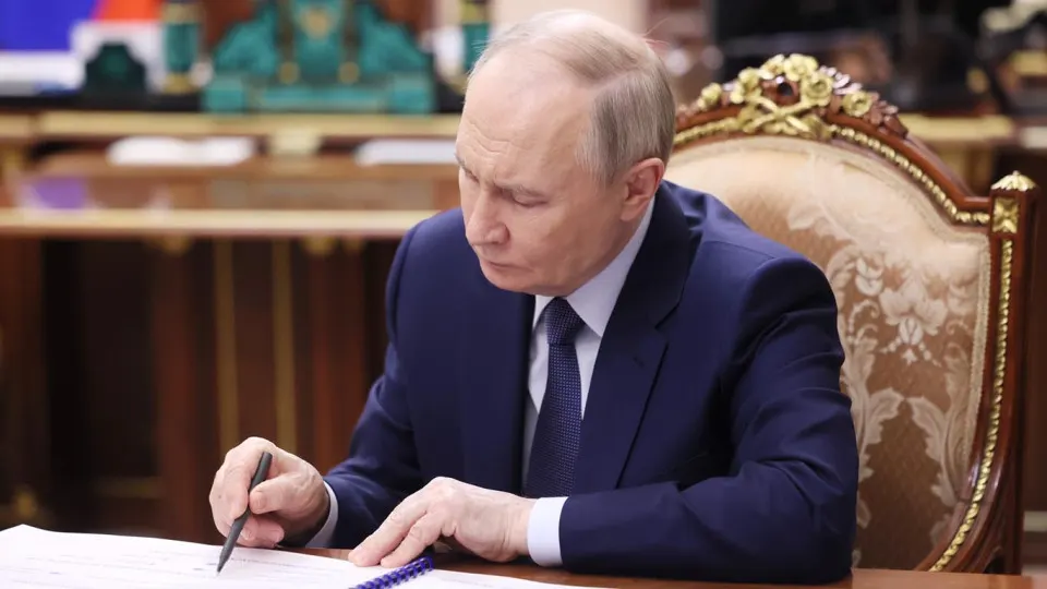 Закон, вступающий в силу 1 сентября 2026 года, разрешает арест активов российских граждан, находящихся за рубежом, за дискредитацию армии, призывы к санкциям и другие перечисленные нарушения; стоимость конфискованного имущества не будет привязана к сумме штрафа.