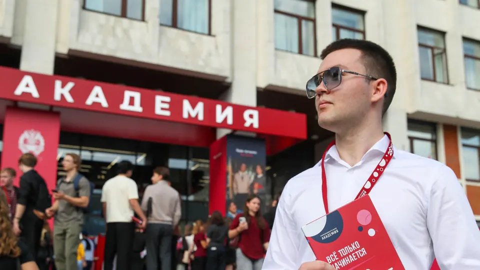 Московские вузы распространяют предложения о годовой службе в отряде для защиты неба от беспилотников с выплатами и социальными гарантиями. Параллельно по всей стране развёрнут набор в войска беспилотных систем с планами охвата десятков тысяч учащихся.