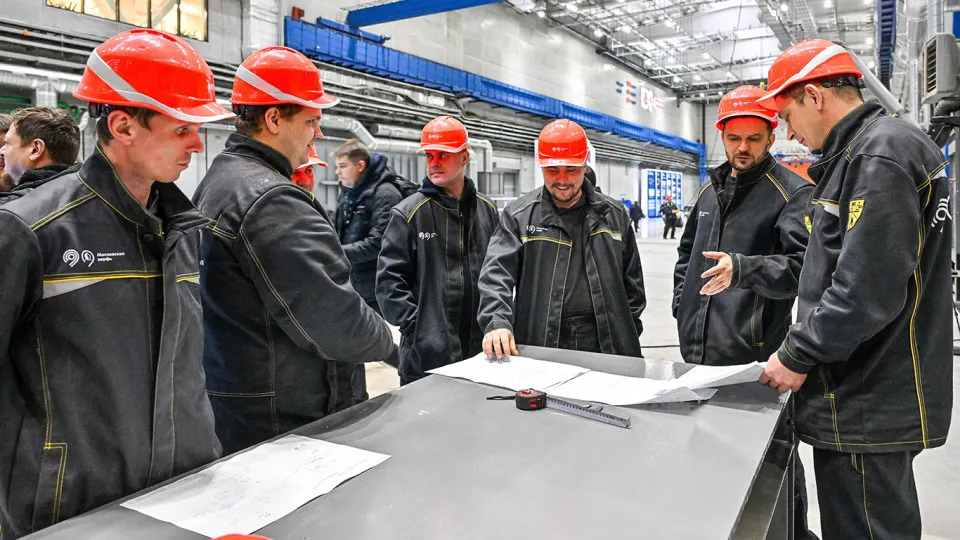 Опрос показал широкое распространение сверхурочной работы: многие перерабатывающие получают частичную или нулевую компенсацию, а закон недавно увеличил годовой лимит сверхурочных.
