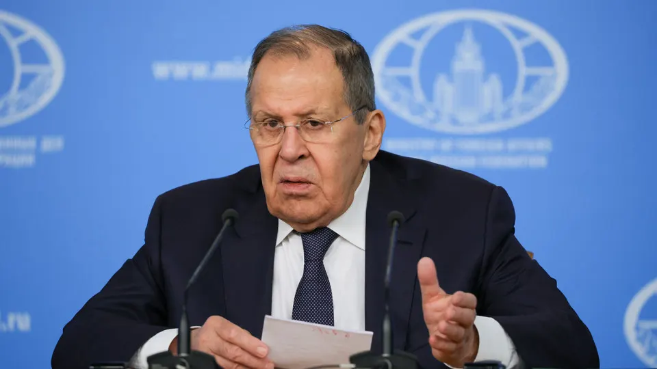 Глава МИД заявил, что европейские лидеры требуют немедленного перемирия и компенсаций для Киева, стремясь «подморозить» конфликт и расширить влияние; доверие между Россией и Европой можно восстановить только практическими шагами.