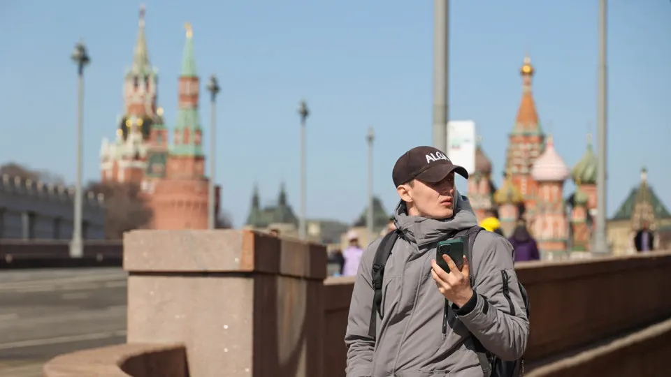 Правительство планирует систему учёта идентификаторов мобильных устройств: операторы будут передавать IMEI и оперативно блокировать «компрометированные» телефоны. Ожидаемая дата вступления — 1 марта 2027 года.