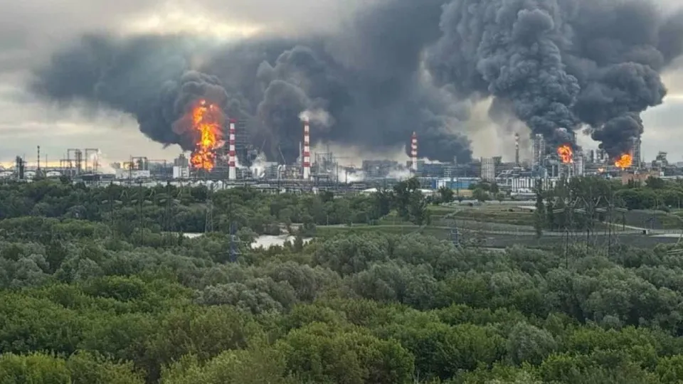 По сообщениям осведомлённых источников, ВСУ при помощи разведданных США наносят удары по нефтеперерабатывающим заводам и военным объектам в глубине России. Эксперты предупреждают о серьёзном сокращении переработки и риске топливного кризиса.