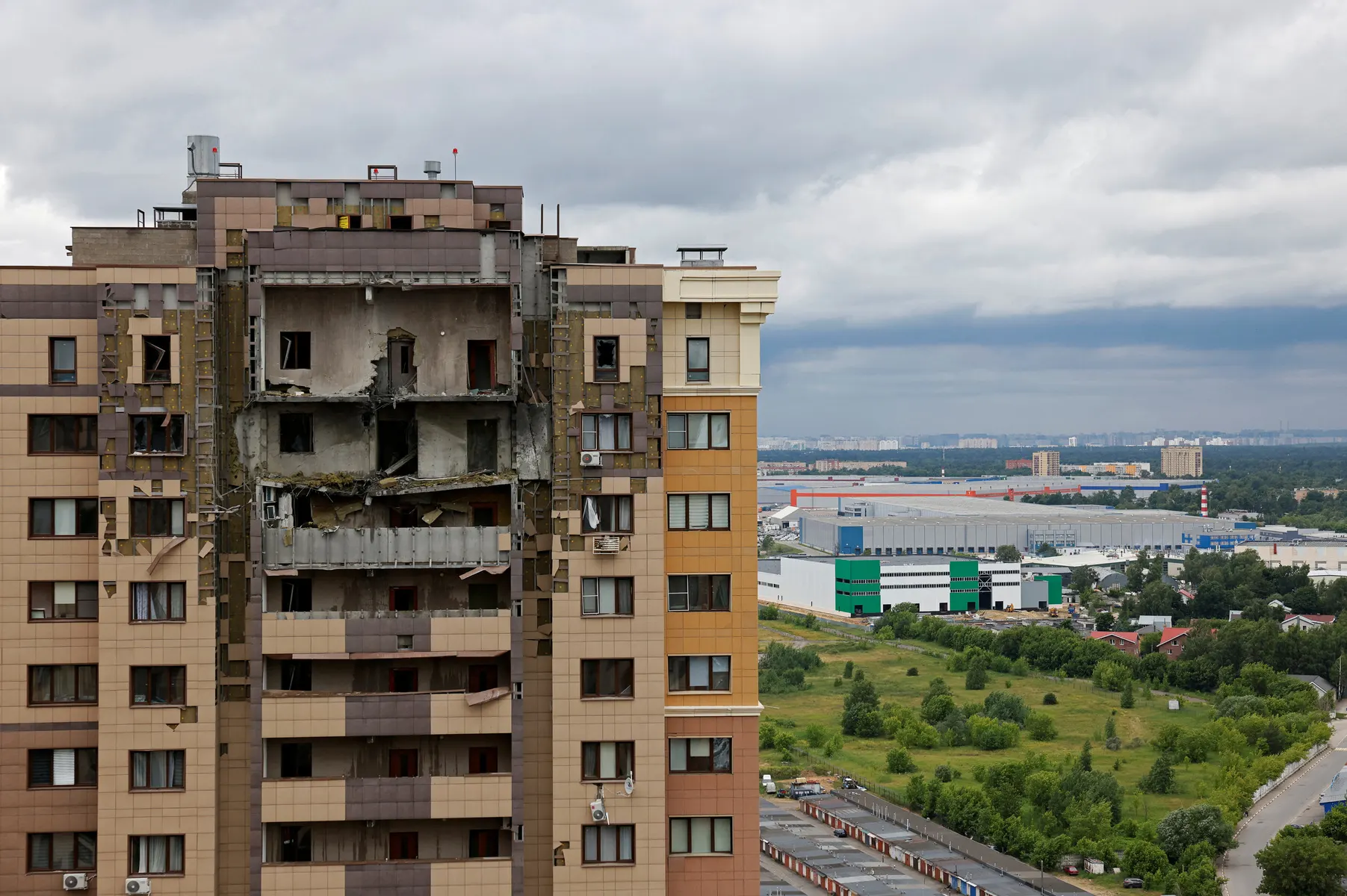 Губернатор Московской области сообщил о гибели ребёнка и повреждении многоквартирных домов после одной из крупнейших атак беспилотников на московский регион; на подлёте к столице были сбиты около 200 дронов.