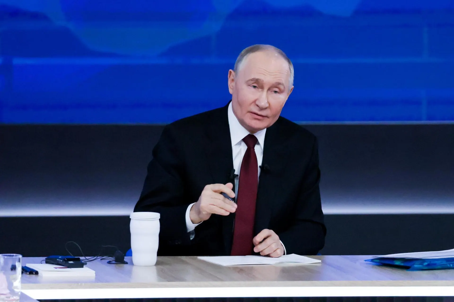 Президент сообщил о планах нарастить кадровый и больничный потенциал страны и призвал повышать престиж медицинских профессий.