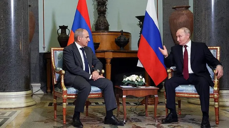 1 июня пресс‑служба Кремля сообщила, что президент России провёл телефонный разговор с премьер‑министром Армении Николом Пашиняном: его поздравили с днём рождения и обсудили результаты заседания Высшего евразийского экономического совета в Астане.