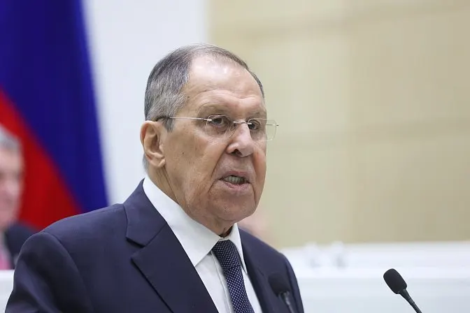Глава МИД РФ Сергей Лавров заявил, что из‑за взаимоисключающего характера правил ЕАЭС и ЕС Еревану придётся оперативно определить, с каким из объединений страна будет сотрудничать; это повлияет на тарифы и фитосанитарные нормы.