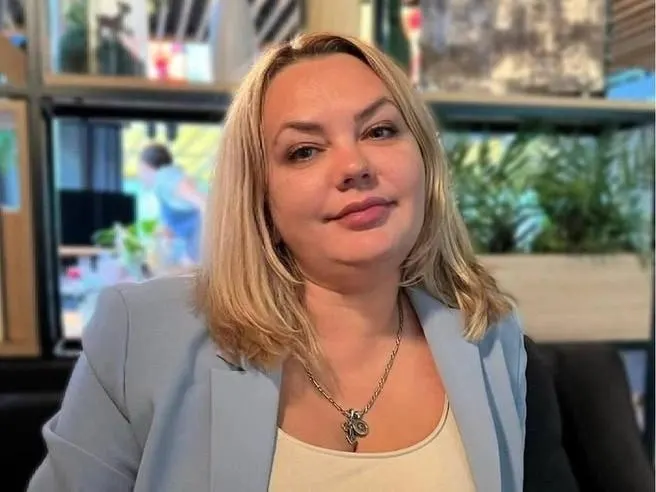 Экс-глава департамента экономической политики Волгограда Анна Елисеева и ещё 11 фигурантов оспаривают передачу материалов дела в Краснодарский край. Заседание назначено на 22 июля. Им предъявляют обвинения в мошенничестве и даче/получении взяток.