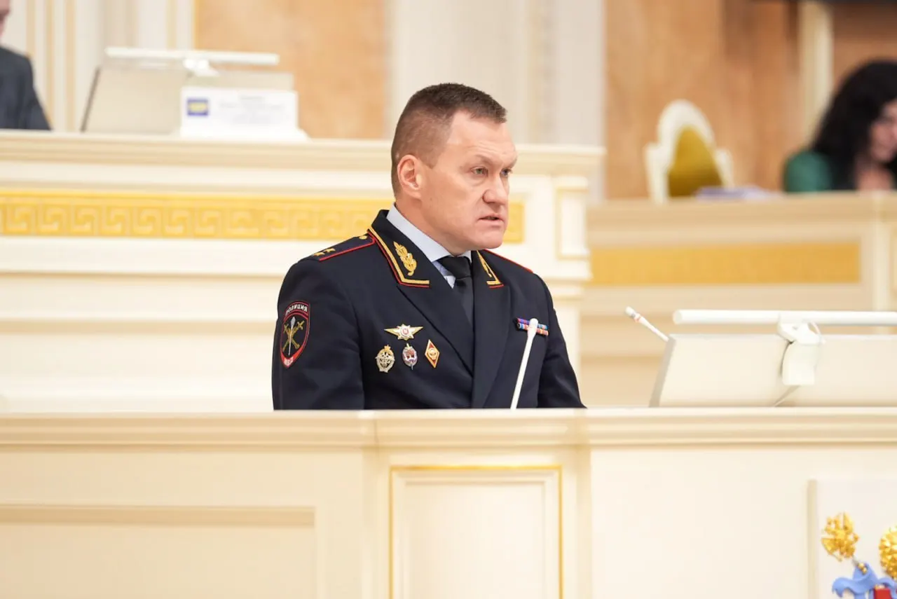 Евросоюз расширил санкции: в список попал руководитель ГУ МВД по Петербургу и Ленобласти Роман Плугин — ему запрещён въезд в ЕС, а активы в европейских банках будут заморожены.