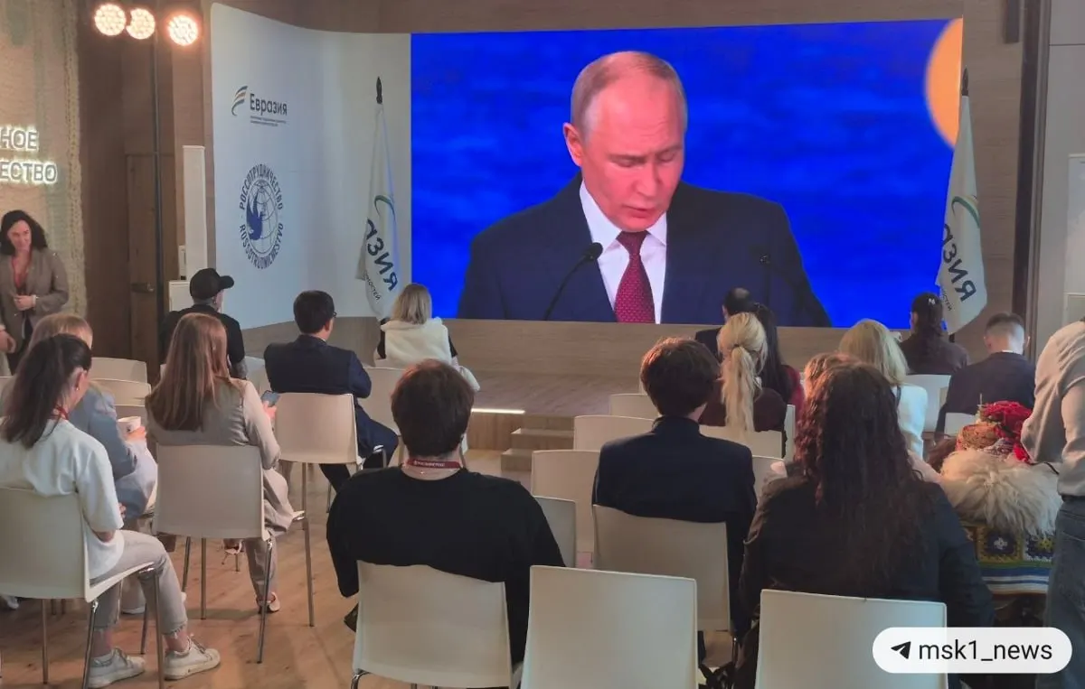 Президент заявил, что мировая экономика становится многополярной: вклад стран БРИКС растёт, доля G7 снижается, торговая система теряет западноцентричность, а кража резервов повлияла на курс доллара и евро.