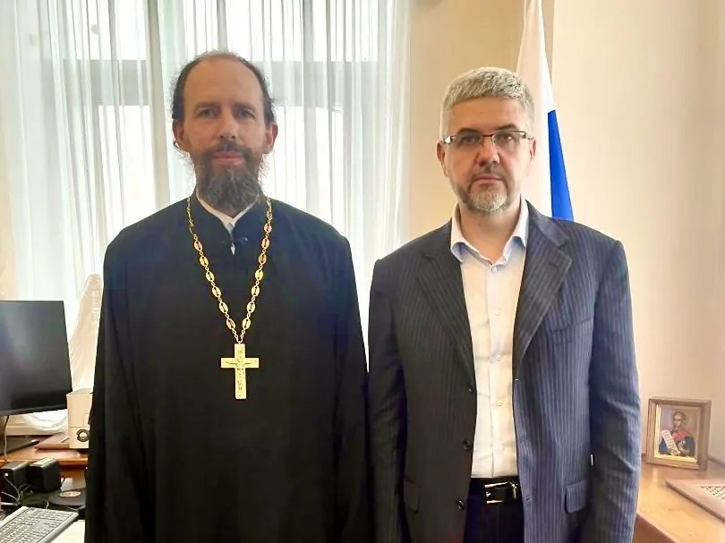 Замминистра юстиции Вадим Баланин на юридическом форуме заявил, что проживание без официальной регистрации брака может представлять угрозу национальной безопасности; ведомство ведёт двухлетний мониторинг для возможных изменений в Семейном кодексе.