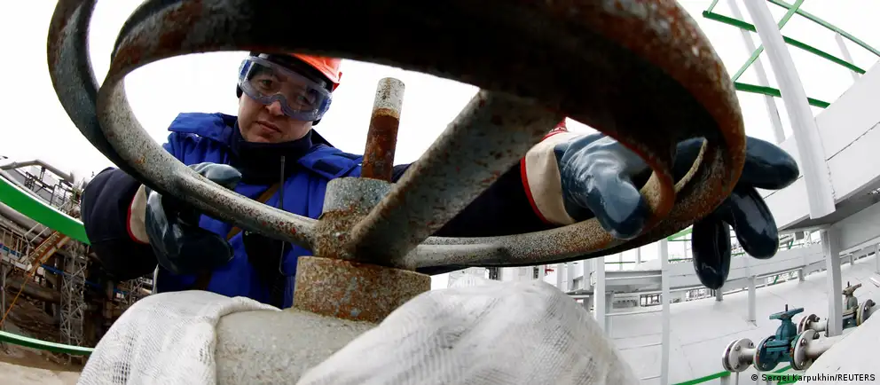 Утром подряд беспилотников были атакованы предприятия Уфимского нефтеперерабатывающего комплекса: повреждены установки двух НПЗ, над территориями поднимались столбы дыма.