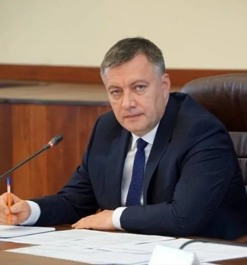 Губернатор и федеральные власти обсудили отгрузки для независимых АЗС, приоритет северных поставок, спецрежимы для территорий с доминирующими сетями и поручения по наращиванию производства топлива.